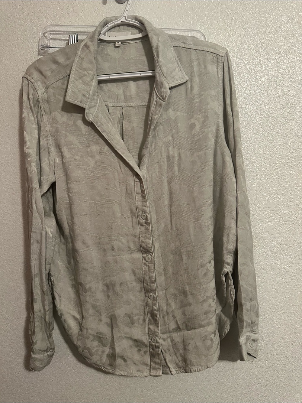 Womenโs bella Dahl Long-Sleeve Casual Button-Up Shirt - Light Beige